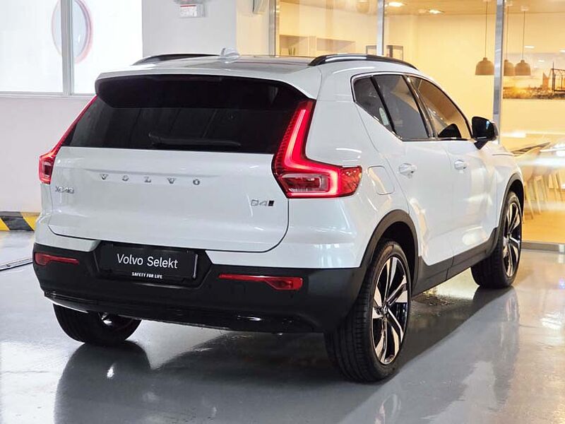 Volvo Ultra, B4 AWD DARK