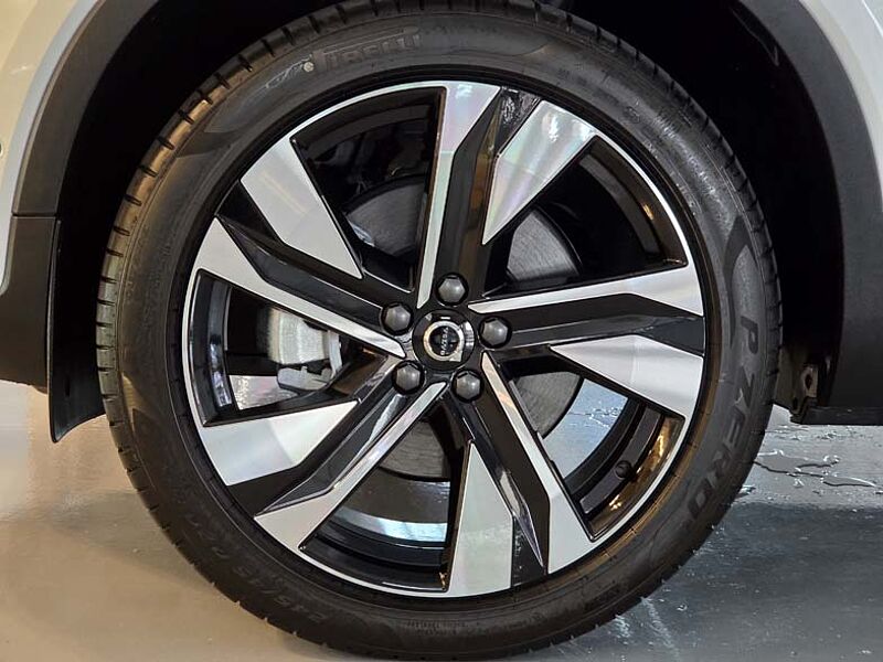 Volvo Ultra, B4 AWD DARK