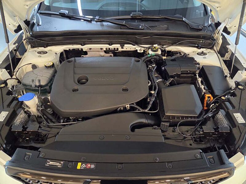 Volvo Ultra, B4 AWD DARK