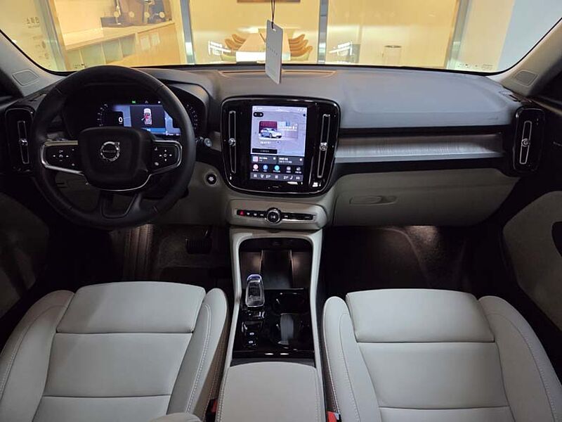 Volvo Ultra, B4 AWD DARK