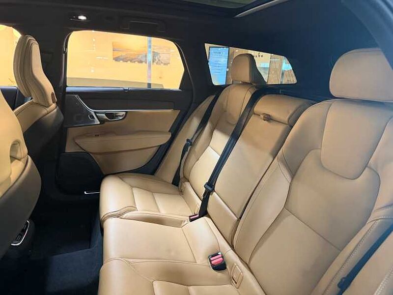 Volvo  Ultra, B5 AWD